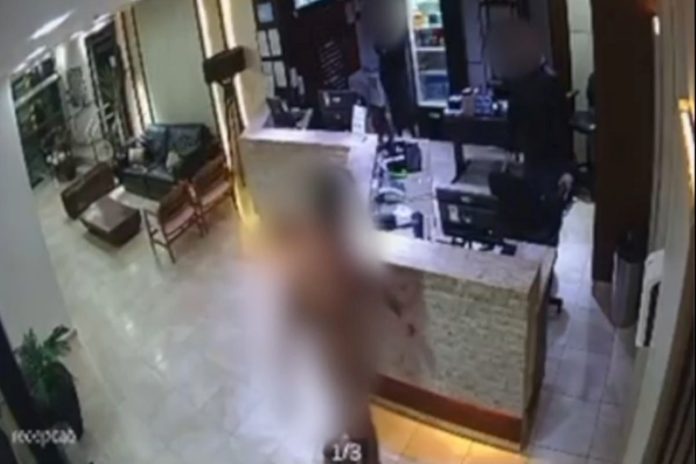 video:-homem-nu-agride-funcionaria-apos-ser-proibido-de-fumar-em-hotel