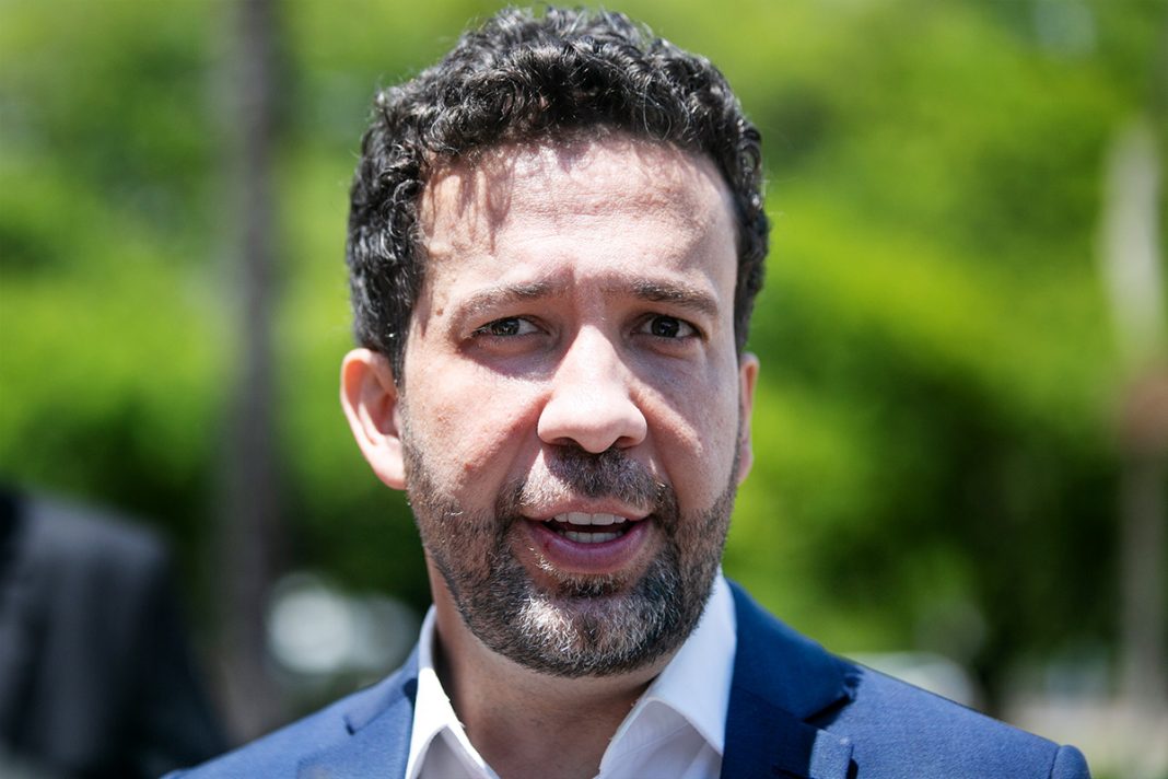 janones-diz-que-esquerda-esta-contaminada-por-“arrogancia-intelectual”