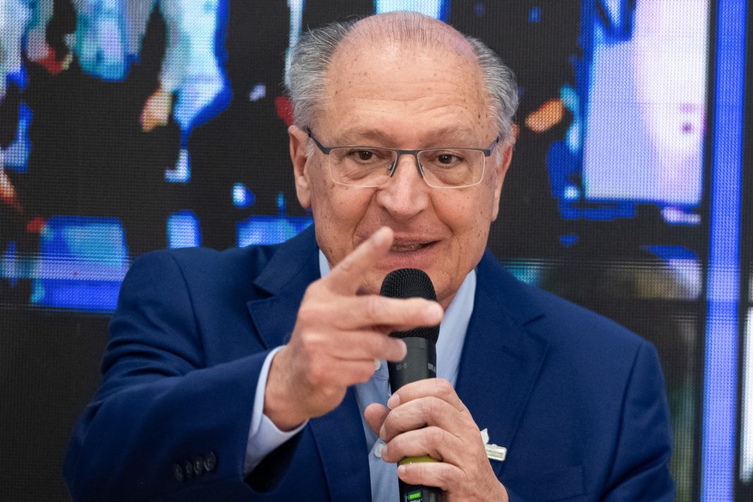 unica-politica-de-seguranca-de-bolsonaro-era-liberar-arma,-diz-alckmin