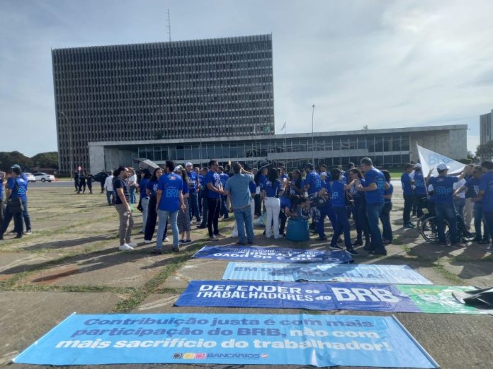 sindicato-dos-bancarios-faz-ato-no-buriti-em-defesa-do-brb.-veja-video