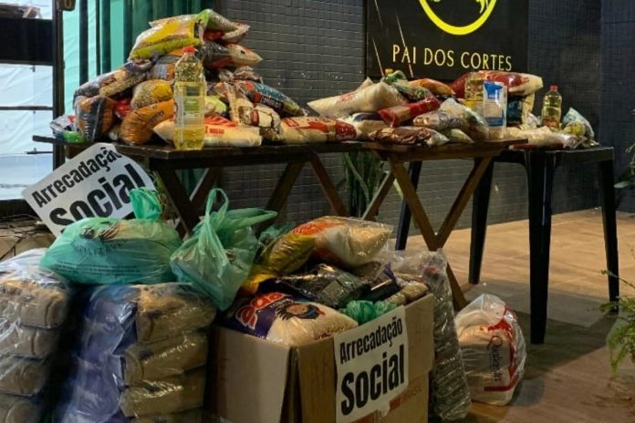 barbeiro-do-df-troca-corte-por-1kg-de-alimento-em-acao-solidaria.-veja-video barbeiro-do-df-troca-corte-por-1kg-de-alimento-em-acao-solidaria.-veja-video