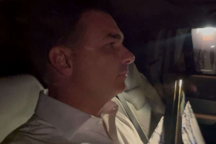flavio-bolsonaro-deixa-reuniao-apos-vazamento-de-conversas-com-vorcaro.-veja-video flavio-bolsonaro-deixa-reuniao-apos-vazamento-de-conversas-com-vorcaro.-veja-video