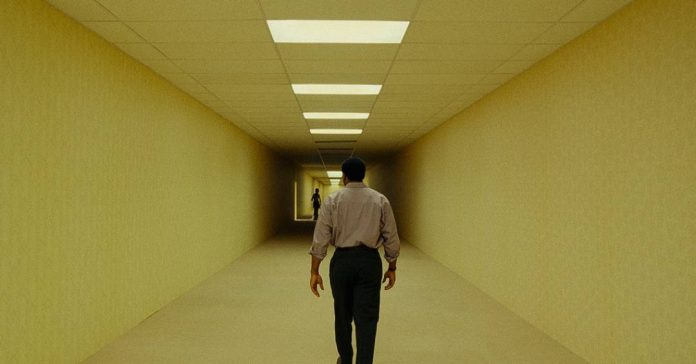 o-que-sao-os-“backrooms”,-tema-de-novo-terror-da-a24 o-que-sao-os-“backrooms”,-tema-de-novo-terror-da-a24