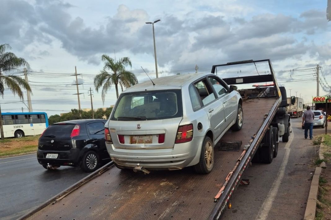 carro-com-r$-15-mil-em-multas-e-sem-licenciamento-e-guinchado-no-df