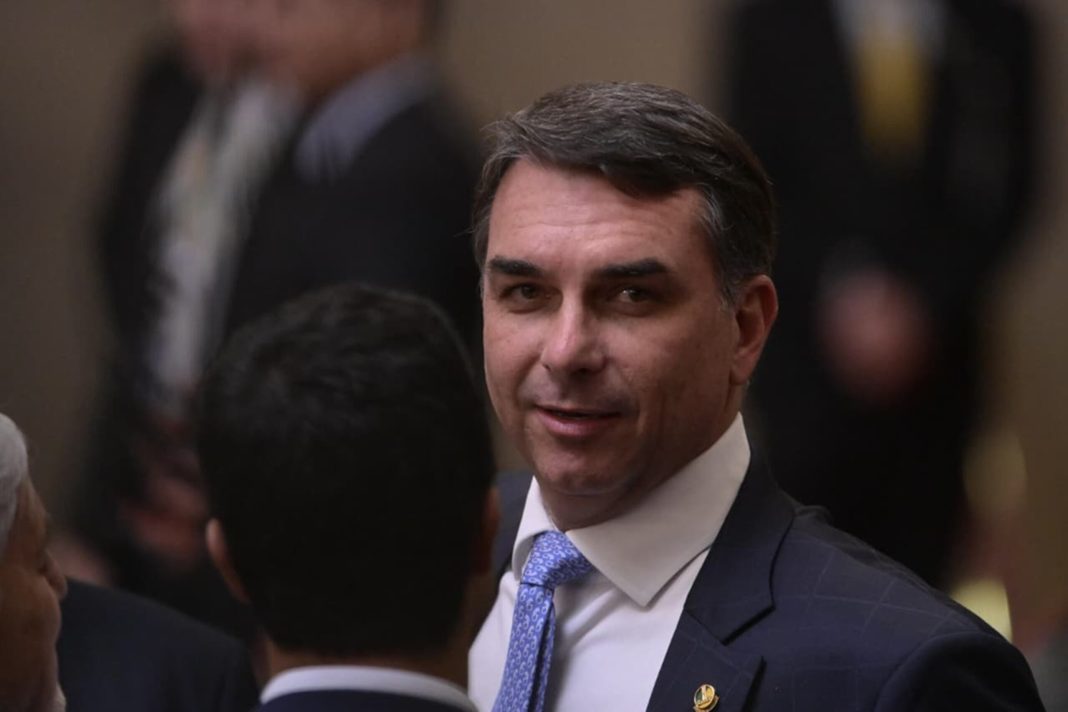 apos-admitir-contato-com-vorcaro,-flavio-divulga-filme-de-bolsonaro.-video