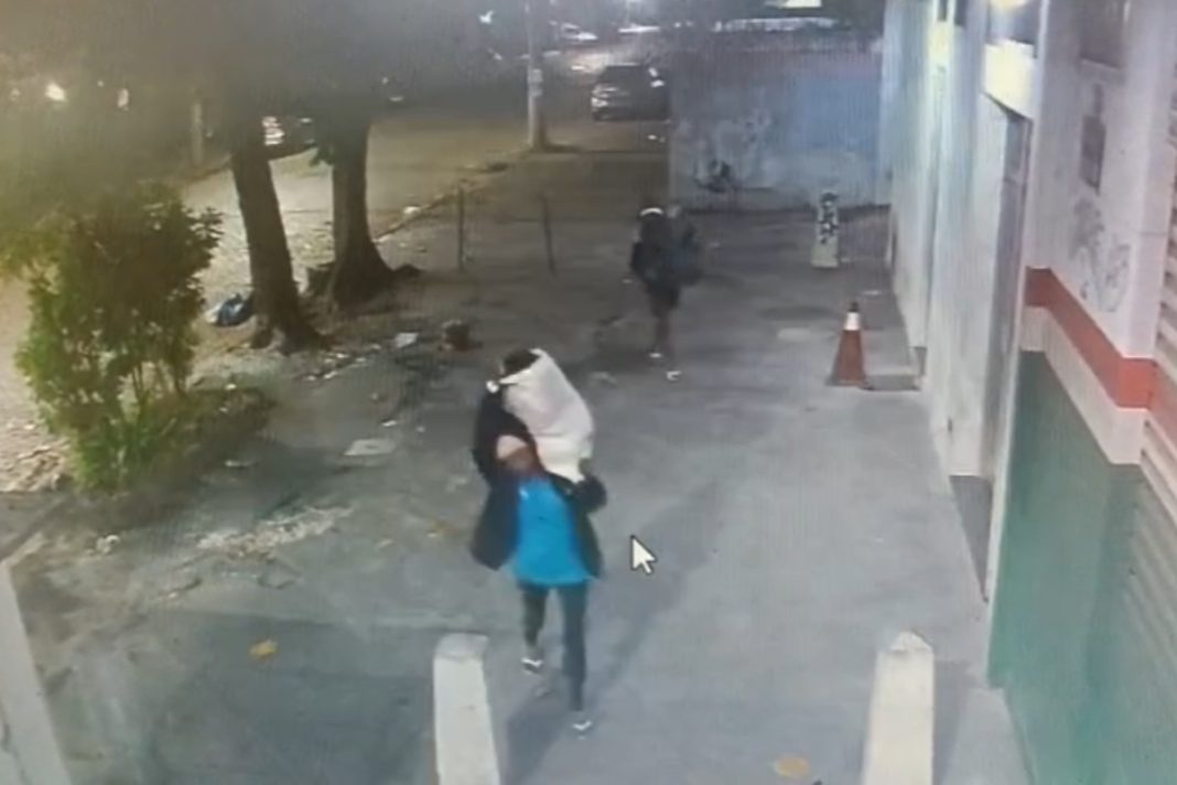 rio:-creche-e-saqueada-por-criminosos-e-300-criancas-ficam-sem-aula.-veja-video