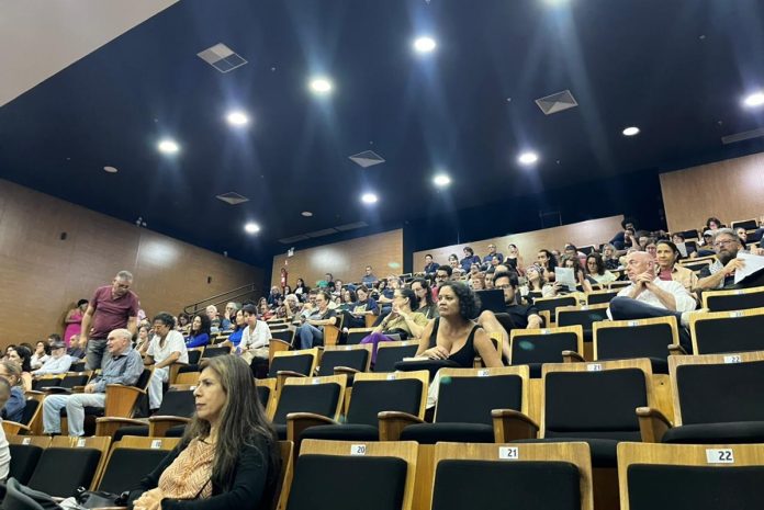 em-assembleia,-professores-da-unb-aprovam-indicativo-de-greve em-assembleia,-professores-da-unb-aprovam-indicativo-de-greve