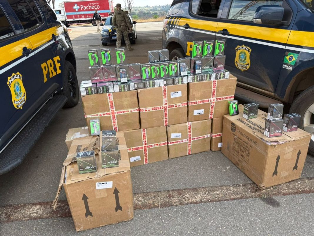 prf-apreende-2-mil-cigarros-eletronicos-e-150-perfumes-em-onibus-em-goias