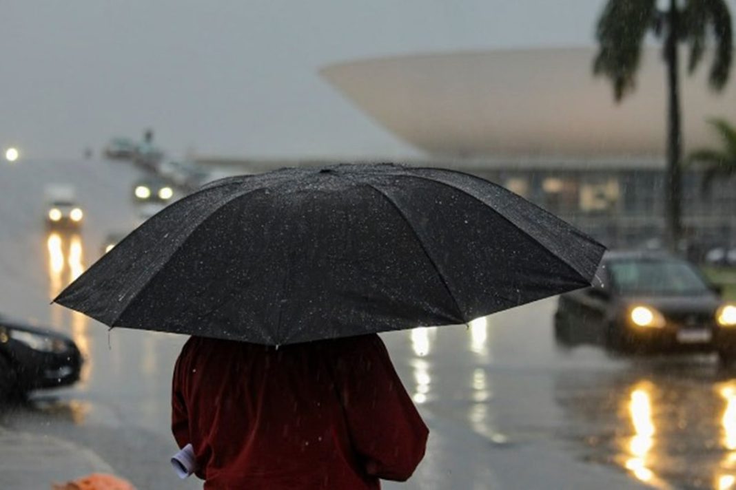 clima:-ciclone-extratropical-traz-risco-de-temporais,-granizo-e-tornados
