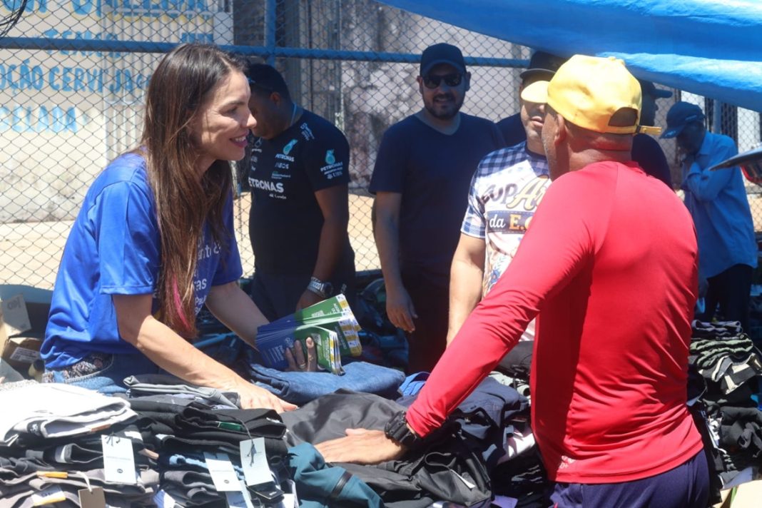 em-“dia-de-feira”,-paula-belmonte-promete-melhorar-a-saude-de-ceilandia