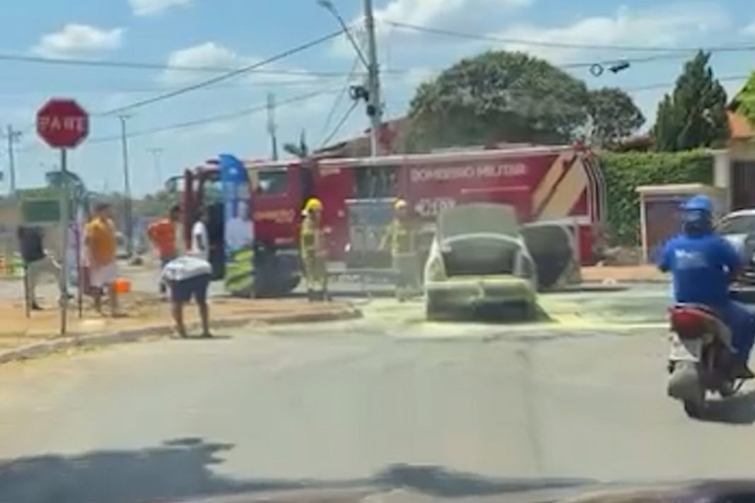 carro-pega-fogo-em-frente-escola-de-formosa
