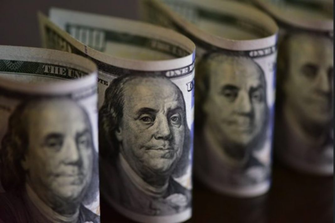dolar-abre-em-ligeira-queda-a-espera-de-definicao-da-selic
