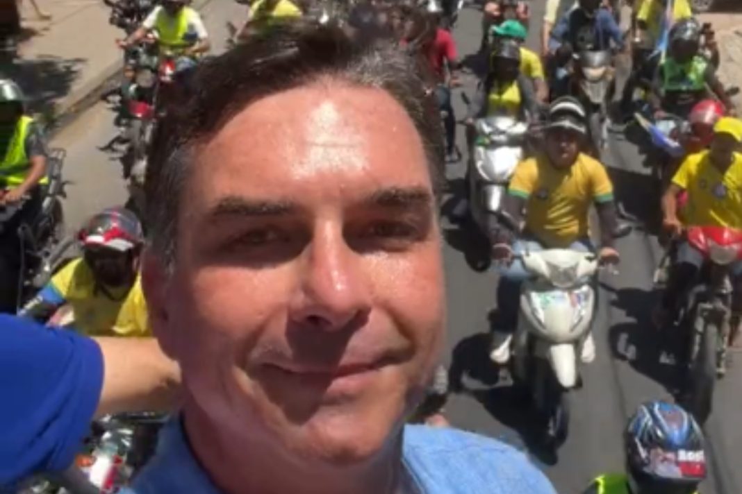 flavio-bolsonaro-participa-de-ato-no-ceara-e-fala-em-“libertar-o-supremo”