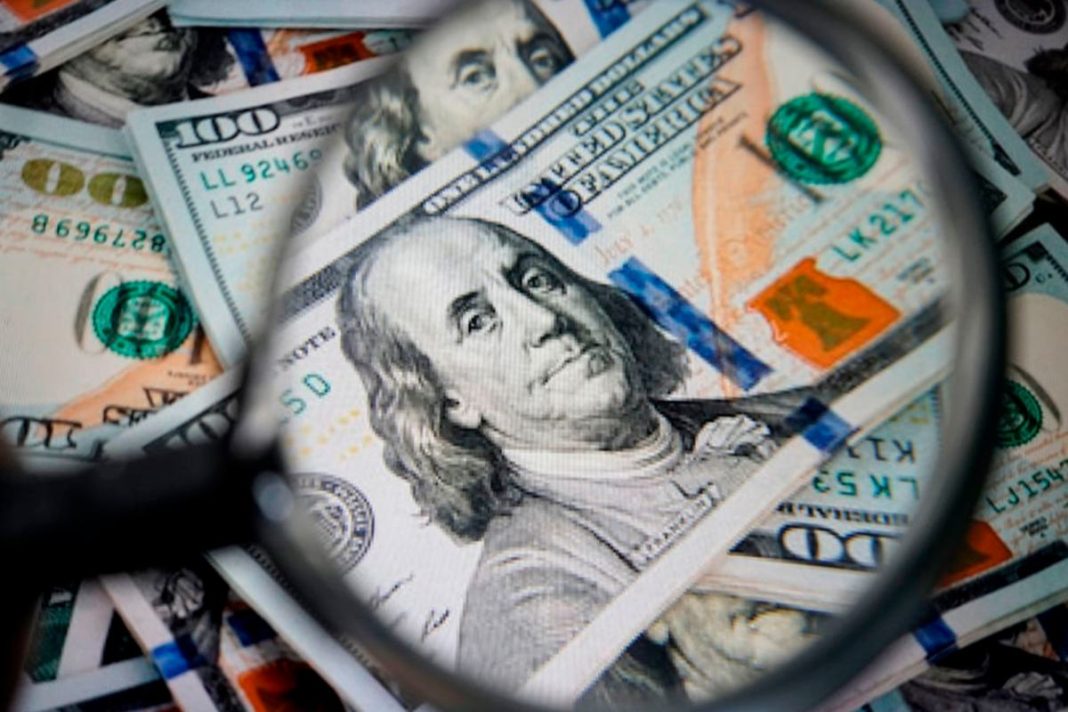 dolar-fica-estavel-com-queda-do-petroleo-e-apesar-de-alta-dos-juros-nos-eua