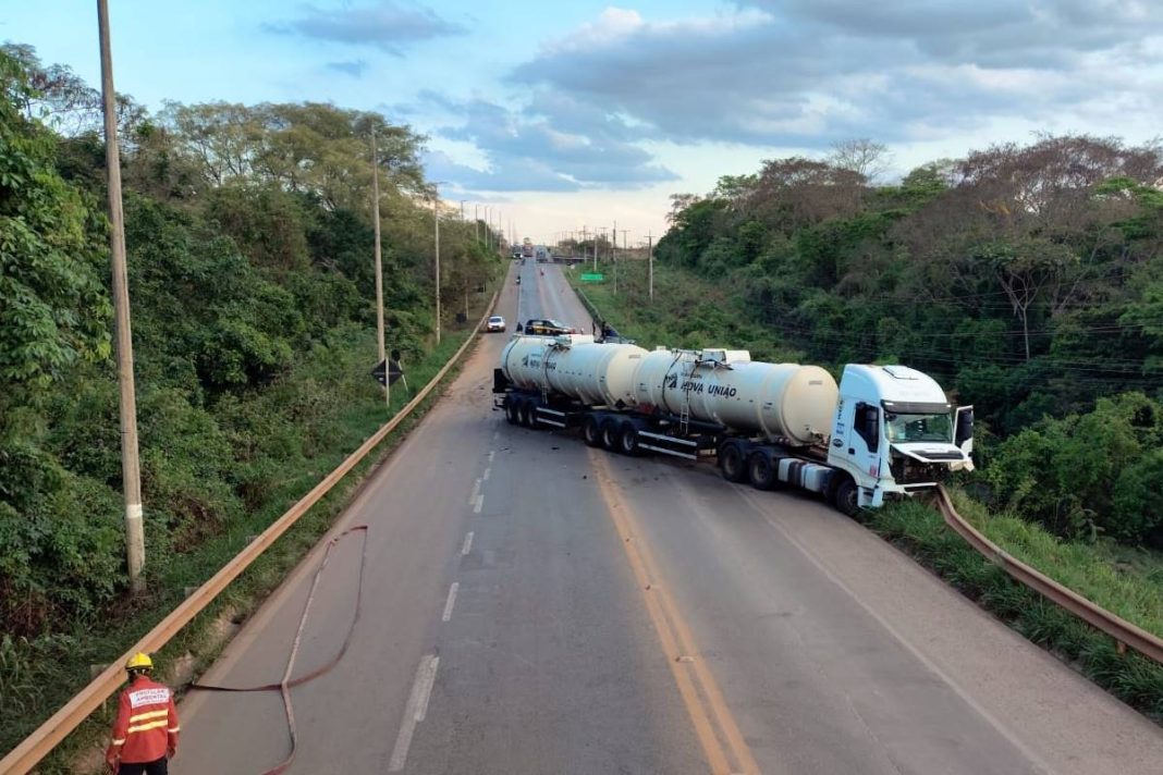 motorista-morre-apos-acidente-com-caminhao-tanque-na-br-080,-em-brazlandia