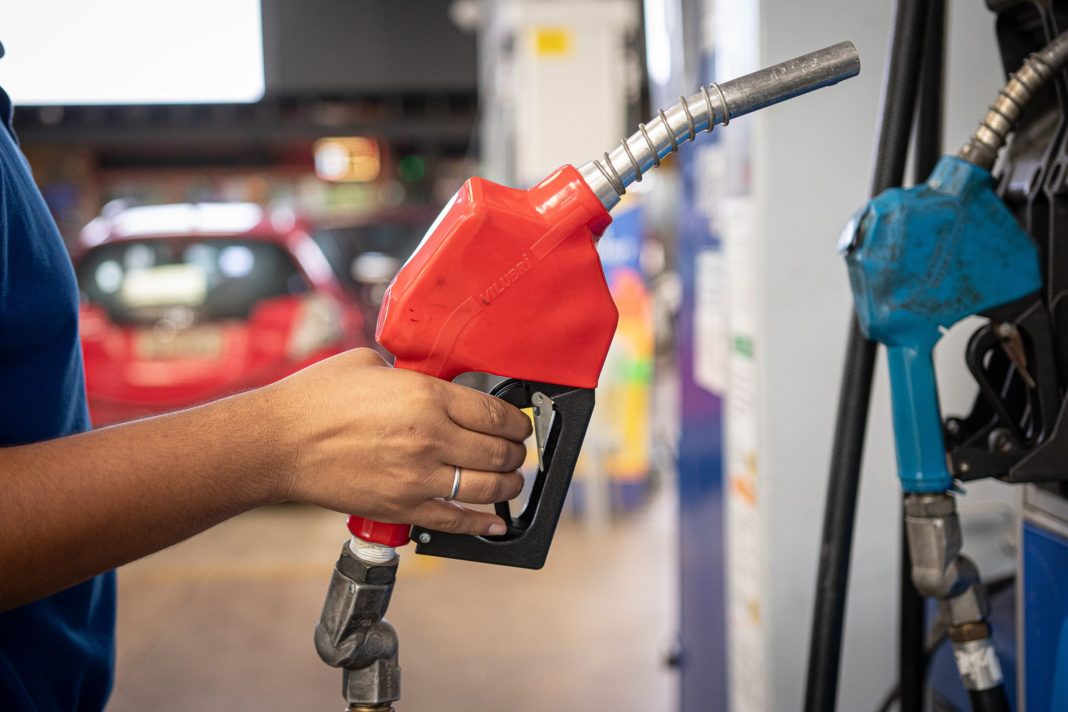 petrobras-faz-reajuste-do-diesel,-mas-subsidio-segura-preco-para-consumidor