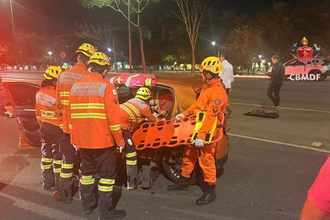 bombeiros-resgatam-mulher-presa-em-veiculo-apos-colisao-no-eixao-sul