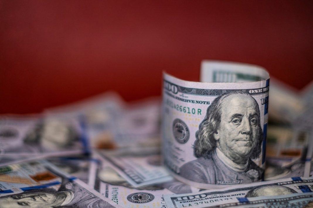 dolar-sobe-e-bolsa-cai-com-oscilacao-do-preco-do-petroleo-e-juros-nos-eua
