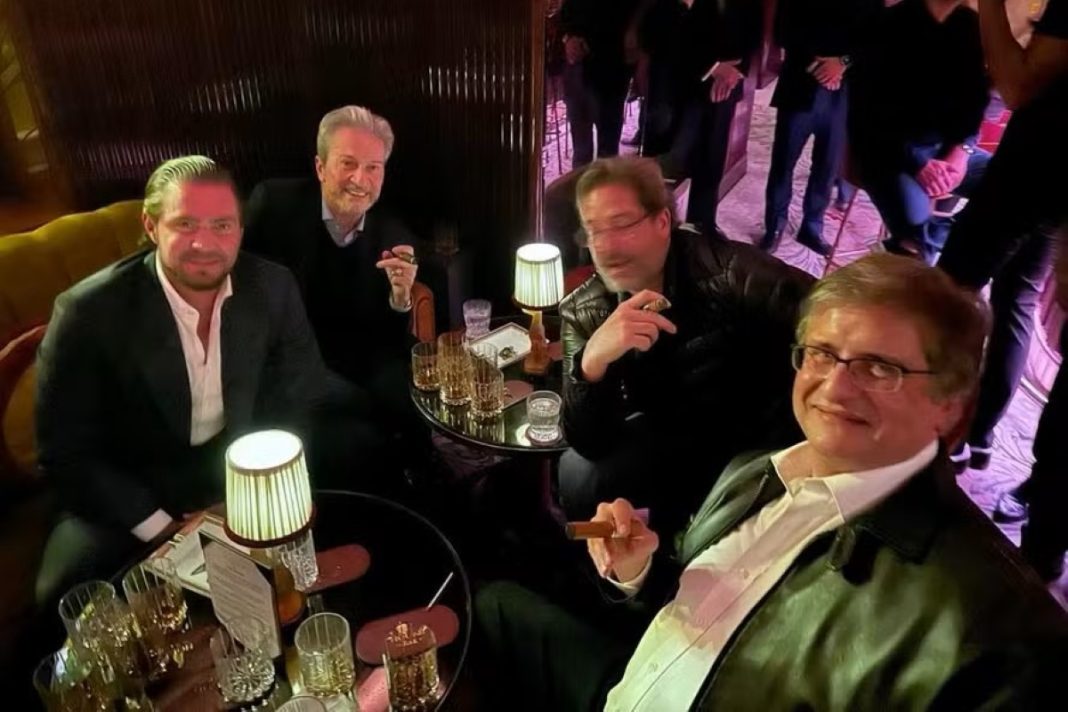 foto-tirada-em-londres-mostra-gonet-com-vorcaro-fumando-charuto