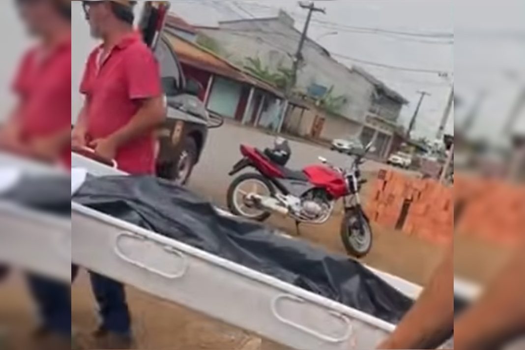 corpo-cai-de-carro-do-iml-apos-porta-traseira-do-veiculo-abrir