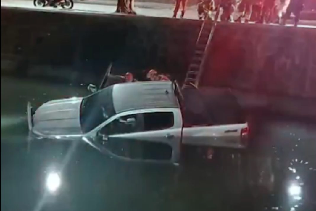 rio:-caminhonete-cai-em-canal-no-leblon;-motorista-e-resgatado