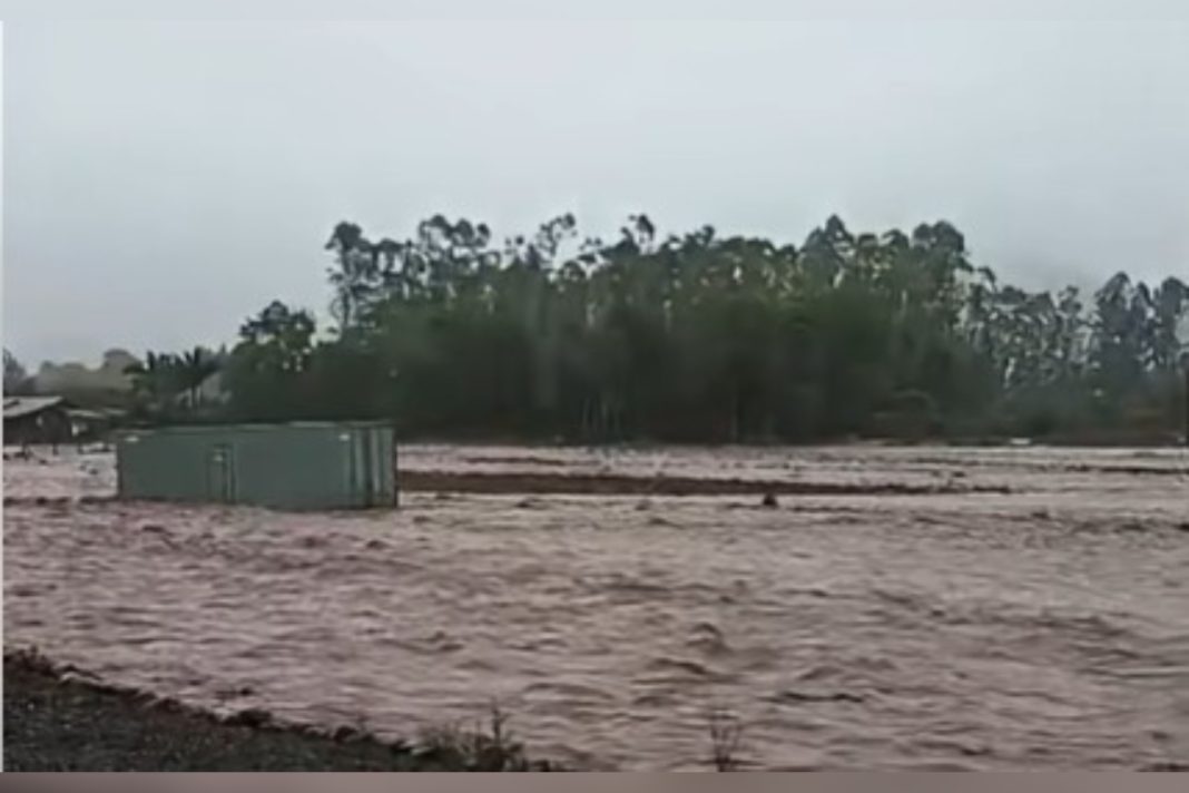 temporal-arrasta-conteiner-e-deixa-rastro-de-destruicao-em-cidade-de-sc