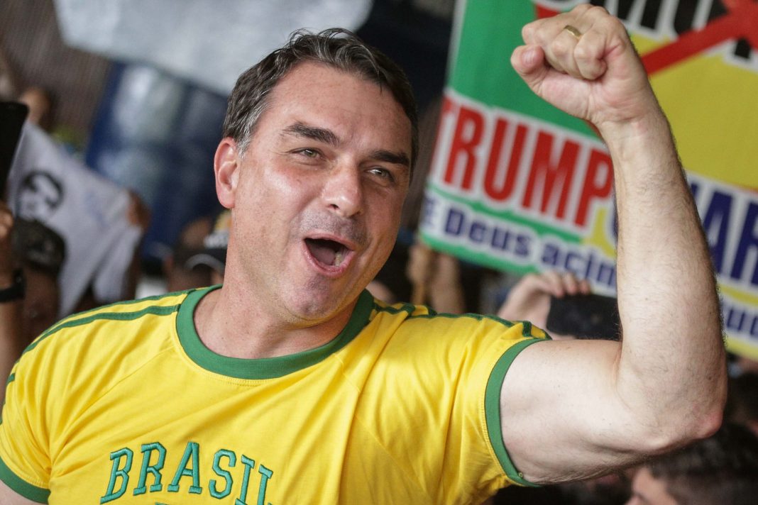 perfis-de-fora-do-brasil-tem-posts-pagos-para-apontar-favoritismo-de-flavio