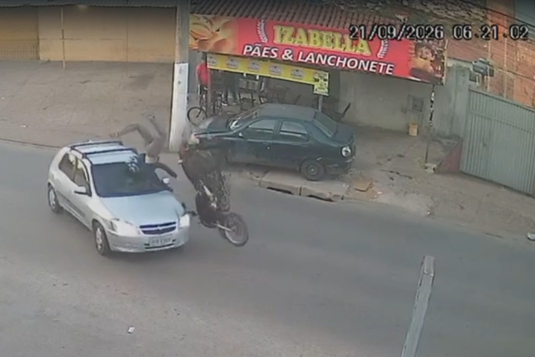 motociclista-da-cambalhota-e-cai-sentado-em-cima-de-carro-apos-acidente