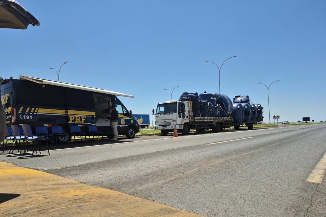 caminhoneiro-bebado-preso-com-carga-excedente-nao-tinha-curso-de-conducao