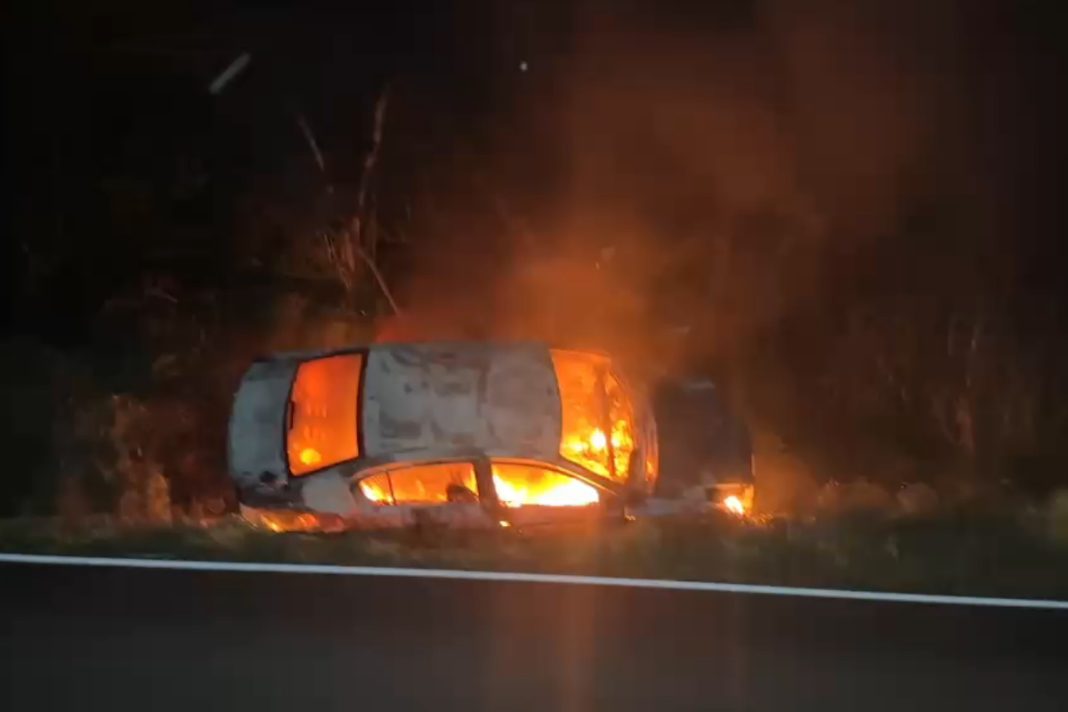 parana:-veiculo-pega-fogo-apos-sair-da-pista-e-colidir-com-barranco