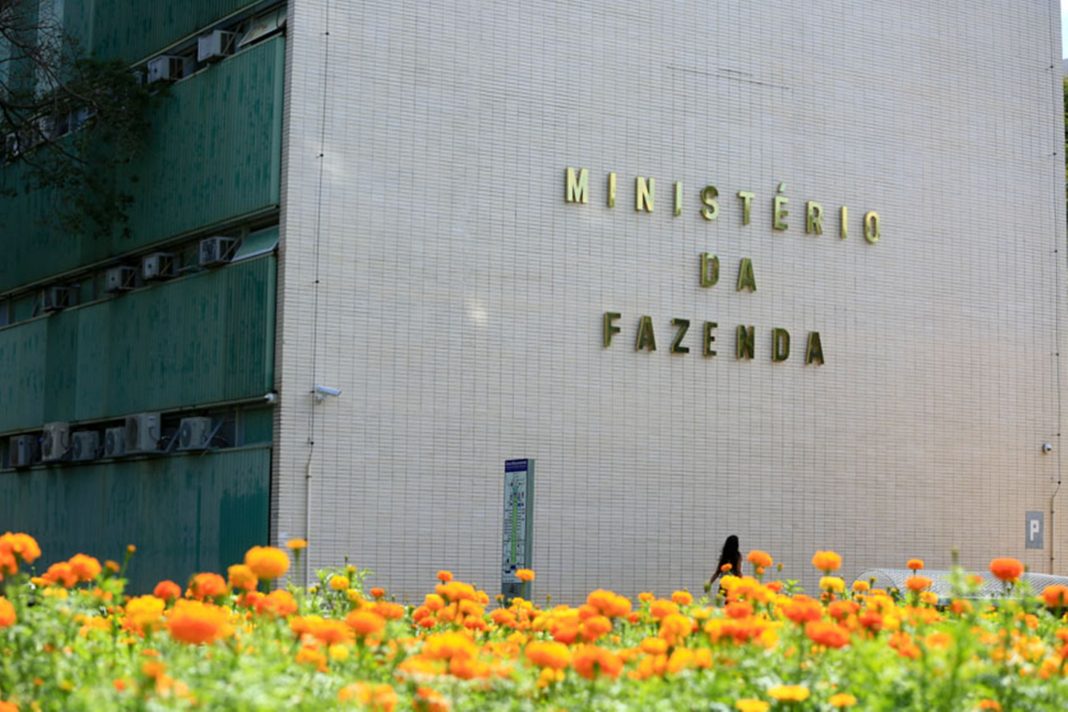 fazenda-reduz-para-2%-a-projecao-do-pib-em-2026-e-2,3%-em-2027