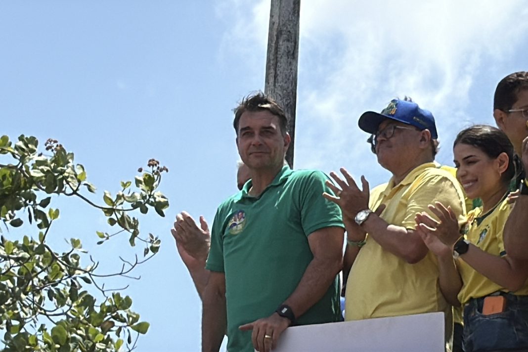 em-sao-luis,-flavio-chora-em-comicio-e-ergue-retrato-de-jair-bolsonaro