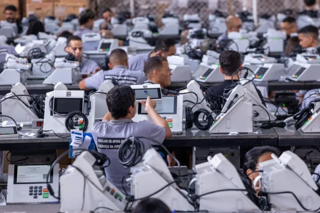 tre-df-comeca-carga-e-lacracao-das-urnas-que-serao-usadas-nas-eleicoes