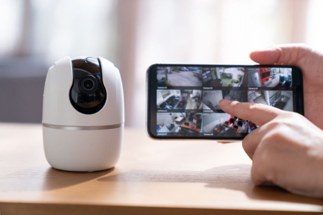 bancario-instalou-camera-oculta-em-banheiro-de-academia-para-espiar-homens