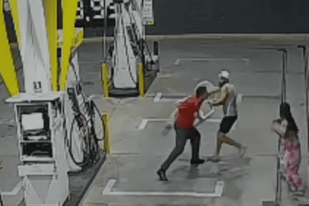 homem-urina-em-rua-proxima-a-posto-de-gasolina-e-da-cadeirada-em-frentista