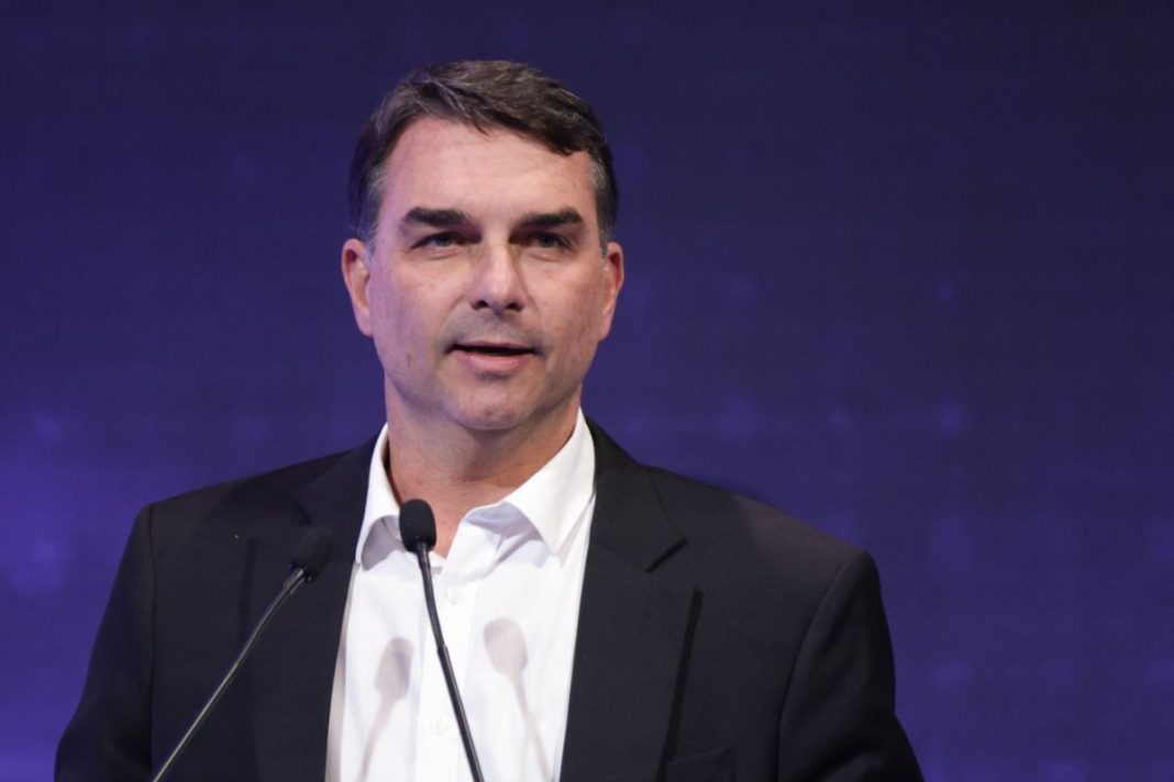 flavio-bolsonaro-viajou-em-jatinho-de-vorcaro-e-de-investigado-no-caso-inss