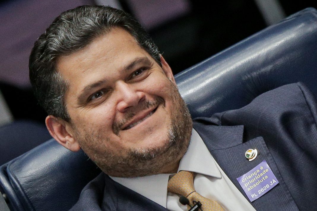 “fala,-meu-amor”:-mensagens-mostram-proximidade-entre-alcolumbre-e-vorcaro