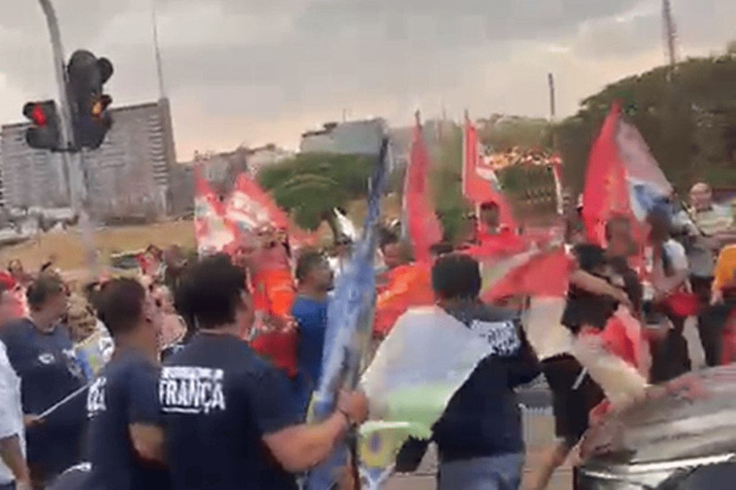 pt-x-podemos:-apoiadores-saem-na-porrada-em-briga-com-chutes-e-bandeiradas