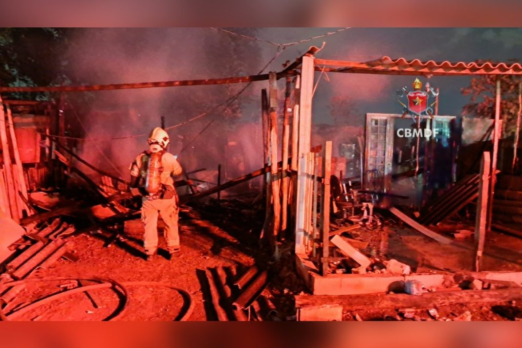 bombeiros-combatem-incendios-em-assentamento-e-galpao-no-df