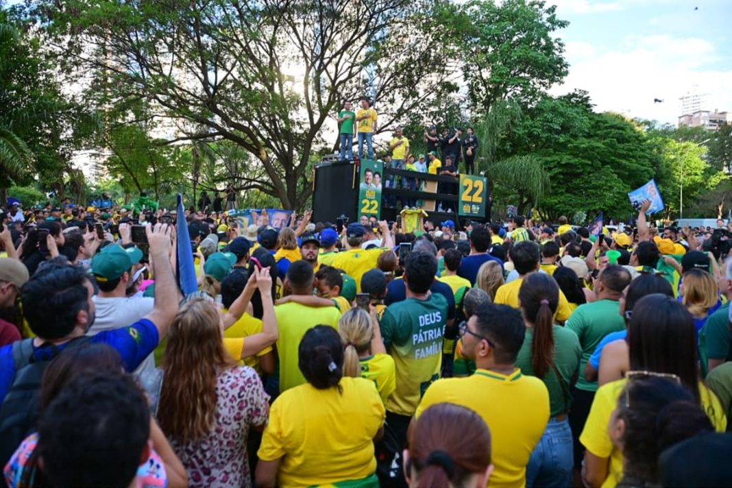 “tentativa-de-homicidio”,-diz-flavio-apos-carreata-ser-atingida-por-ovos
