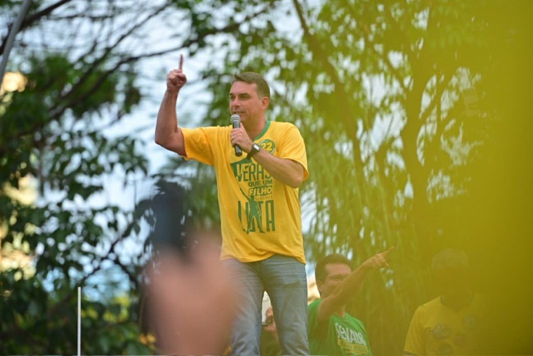 flavio-chama-policia-apos-carreata-ser-atingida-por-ovos-em-goiania