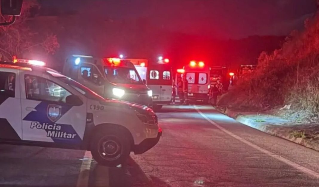 acidente-com-onibus-de-turismo-deixa-ao-menos-3-mortos-na-br-262,-no-es