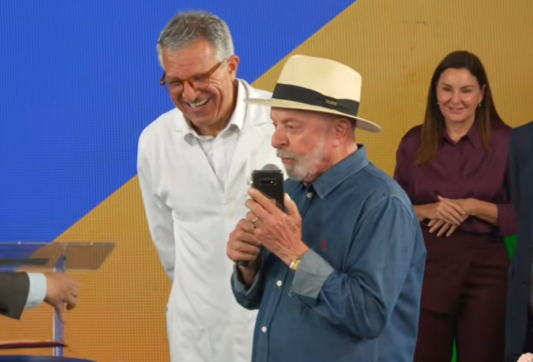 no-para,-lula-liga-ao-vivo-para-dino-e-flavio-bolsonaro-ataca-gesto