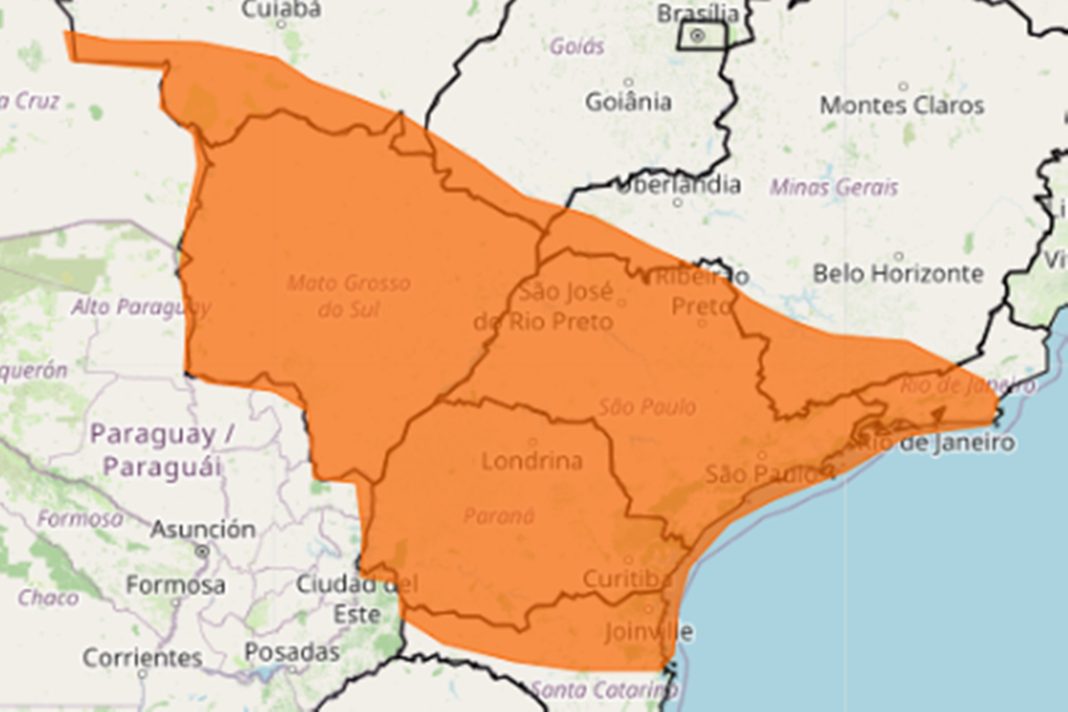 temporal-mata-uma-pessoa,-desaloja-familias-e-causa-estragos-no-parana