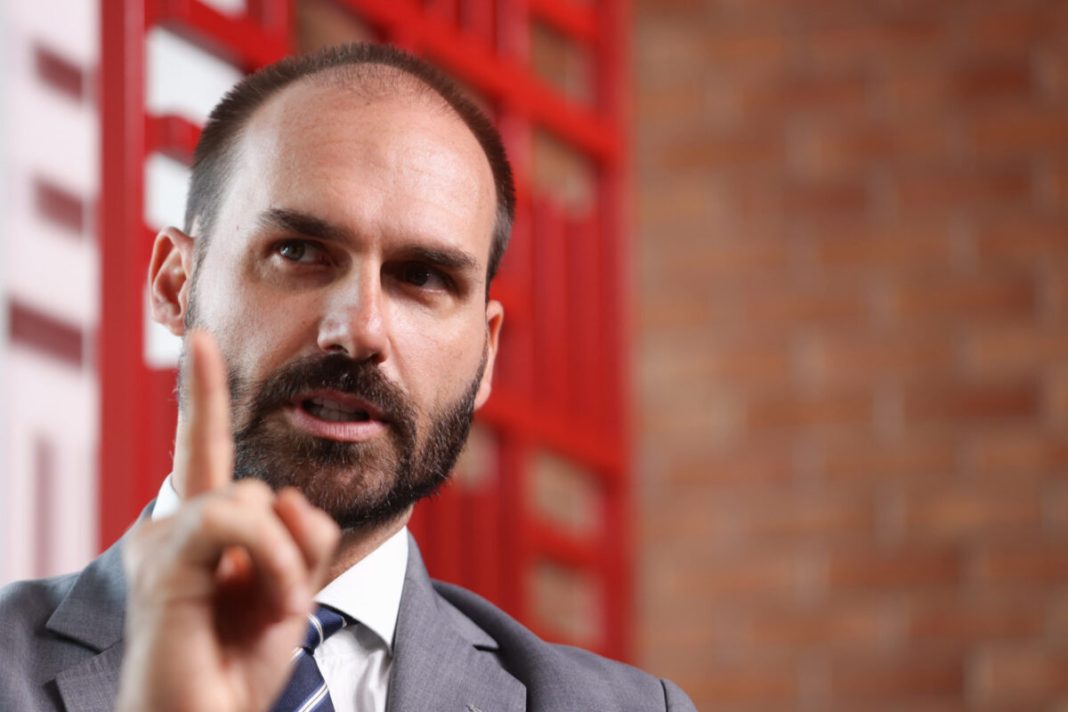 eduardo-bolsonaro-ameaca-retaliar-diplomatas-caso-flavio-seja-eleito