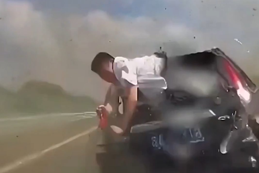 china:-mae-e-filho-sao-arremessados-de-carro-em-acidente-e-sobrevivem;-veja