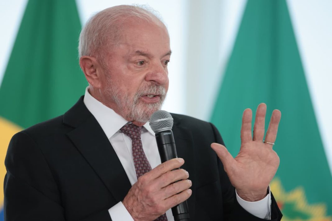 lula-assina-termo-de-afastamento-remunerado-a-vitima-de-violencia-domestica