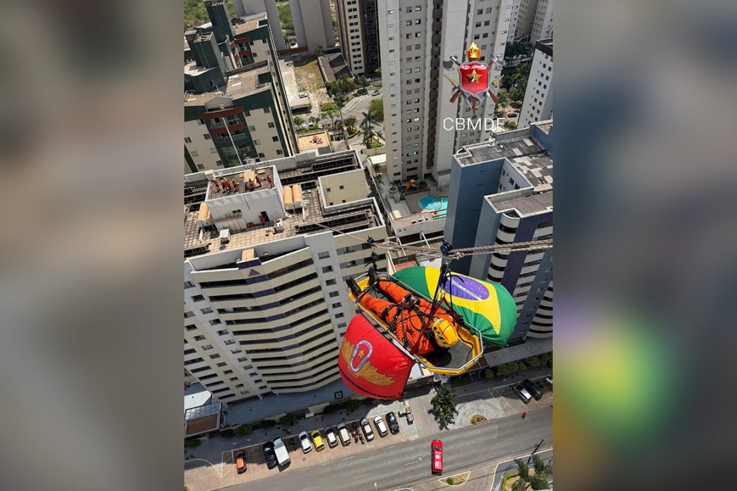 bombeiros-treinam-resgate-em-predio-com-80-metros-de-altura-em-aguas-claras