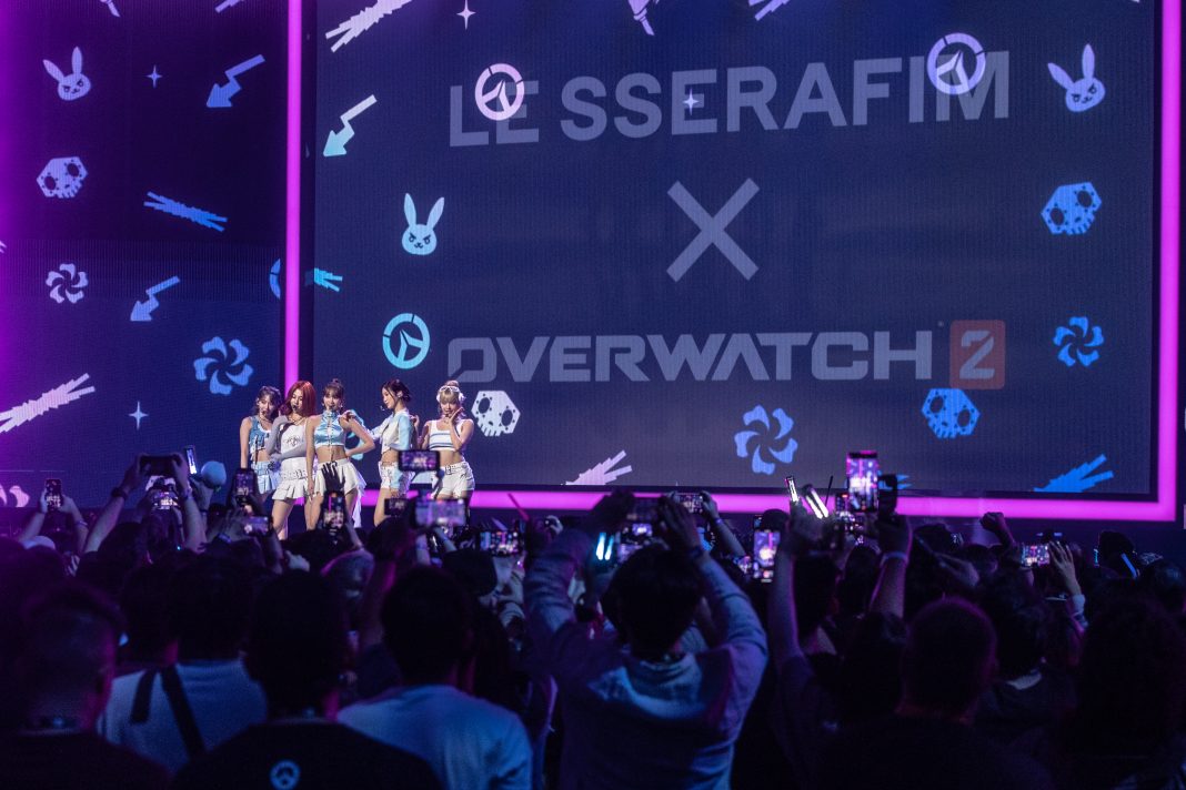pela-terceira-vez,-le-sserafim-volta-ao-overwatch-trazendo-novas-skins-e-show-na-blizzcon