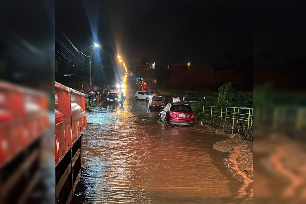 carro-falha,-e-idoso-fica-ilhado-em-ponte-apos-corrego-transbordar-em-goias